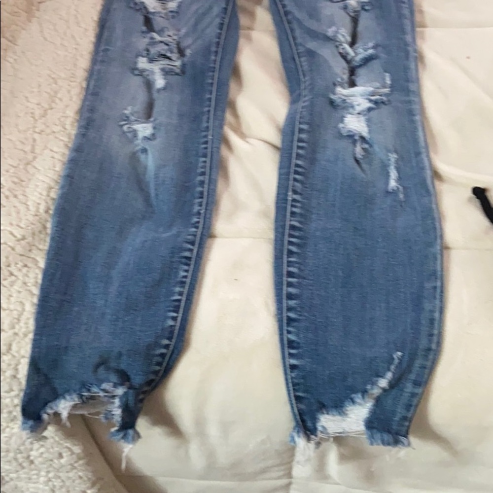 Distressed blue jeans - Picture 2 of 5